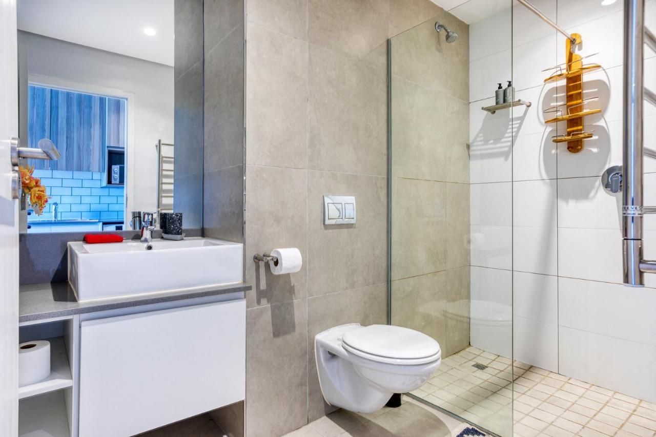 Backup-powered Trendy Balcony Apartment Cape Town